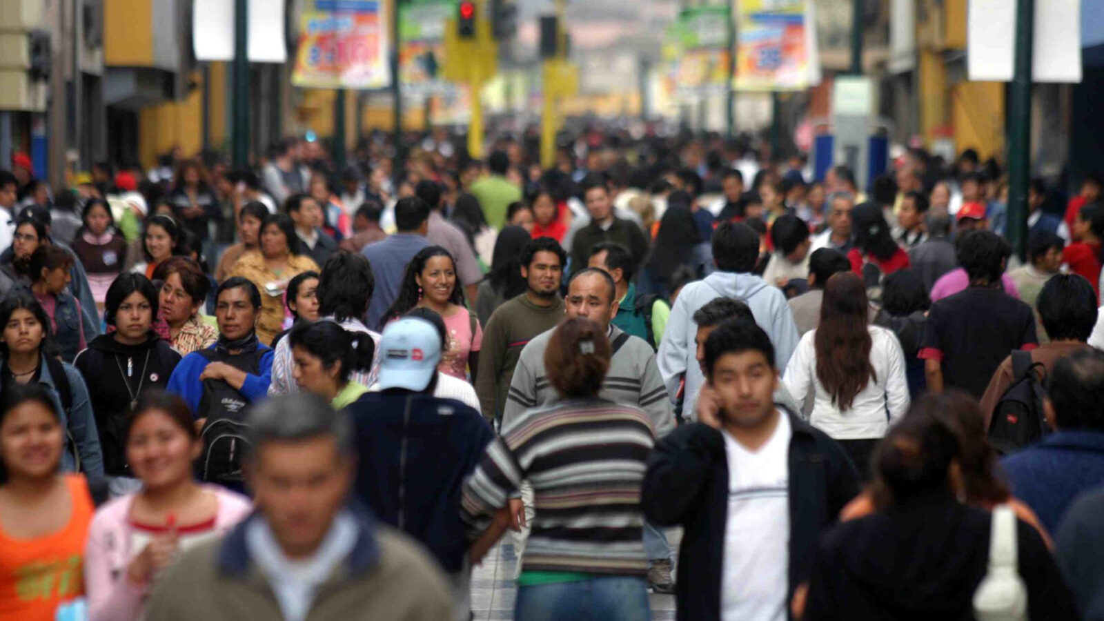 Ciudadanos latinoamericanos caminando en una calle